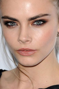 вечерний макияж для блондинок Cara Delevingne вечерний макияж для блондинок Cara Delevingne